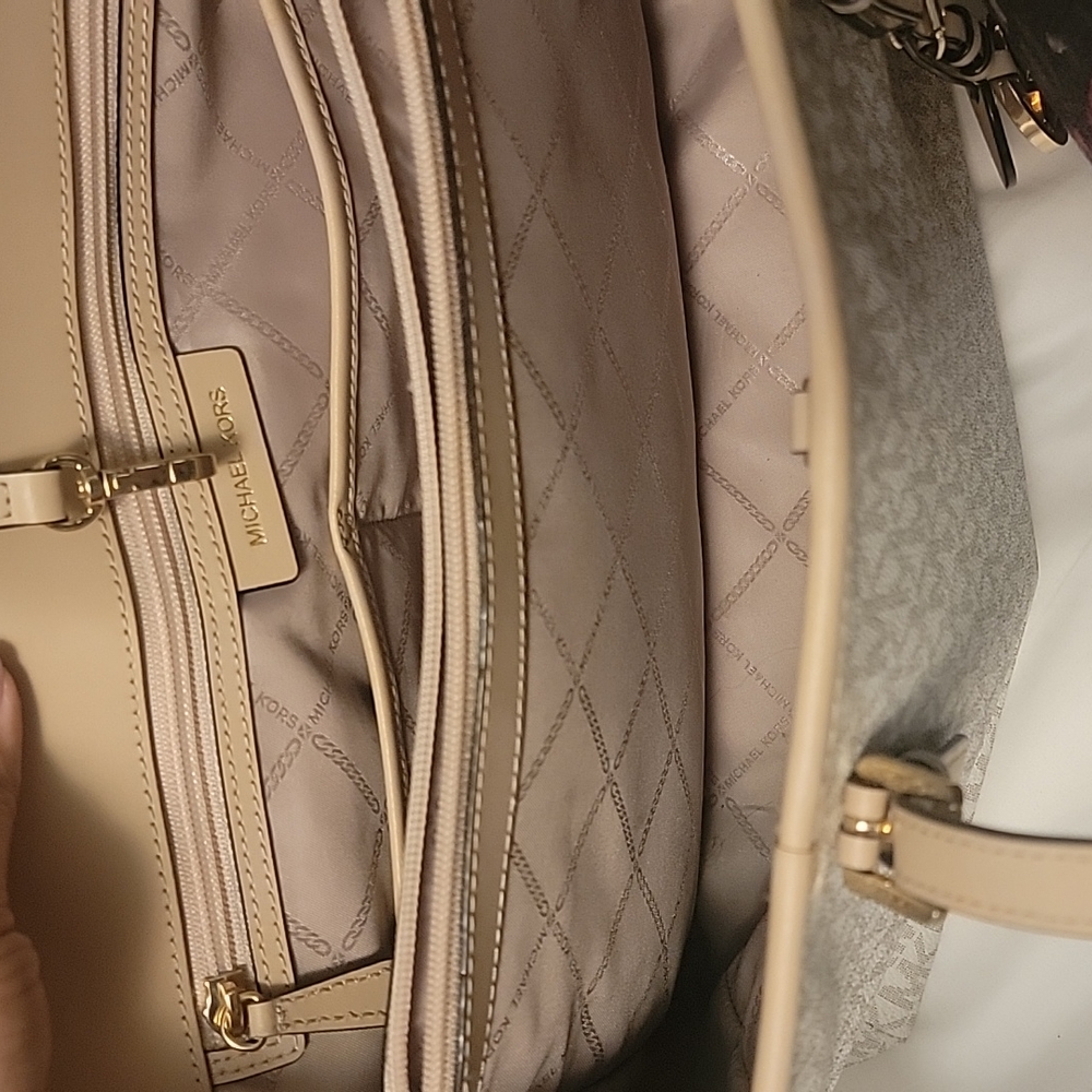 MK Handbag - Picture 5 of 6